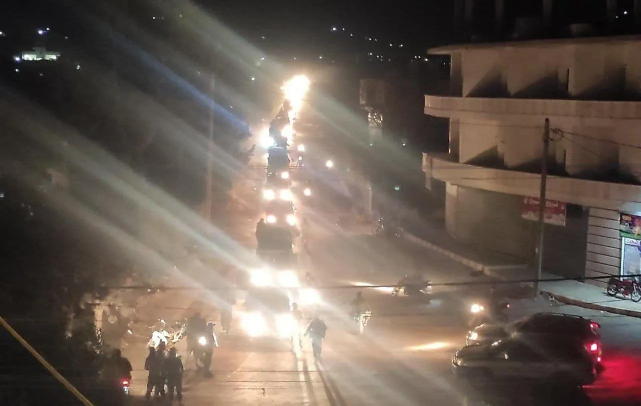 تحت عباءة "أحرار. الشام" لرسم مرحلة جديدة.. أرتال عسكرية لـ "تحرير. الشام" تدخل "غصن الزيتون" لأول مرة