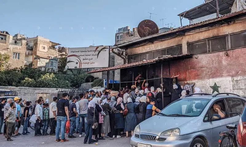 "الازدحام يوم الخميس فقط" .. النظام يزعم إنهاء الطوابير وغرامات بالملايين تطال عدة مخابز