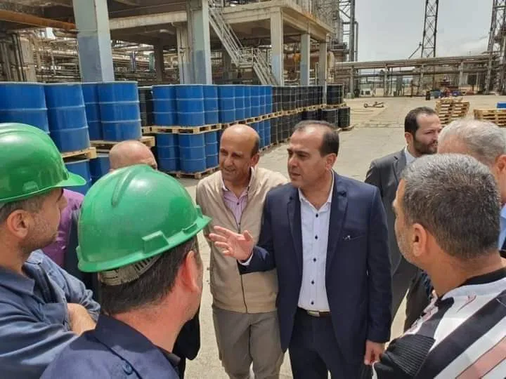 مهاجماً "مافيا المحروقات" .. صحفي موالي يقلل من أهمية "الخط الإيراني"