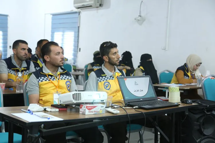 "الخوذ البيضاء" تُخضع 100 متطوعاً لـ"دبلوم أكاديمي" للتدرب على الإسعافات المتقدمة
