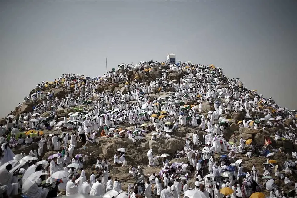 "لبيك اللهم لبيك".. حجاج بيت الله الحرام يؤدون ركن الحج الأعظم في عرفات