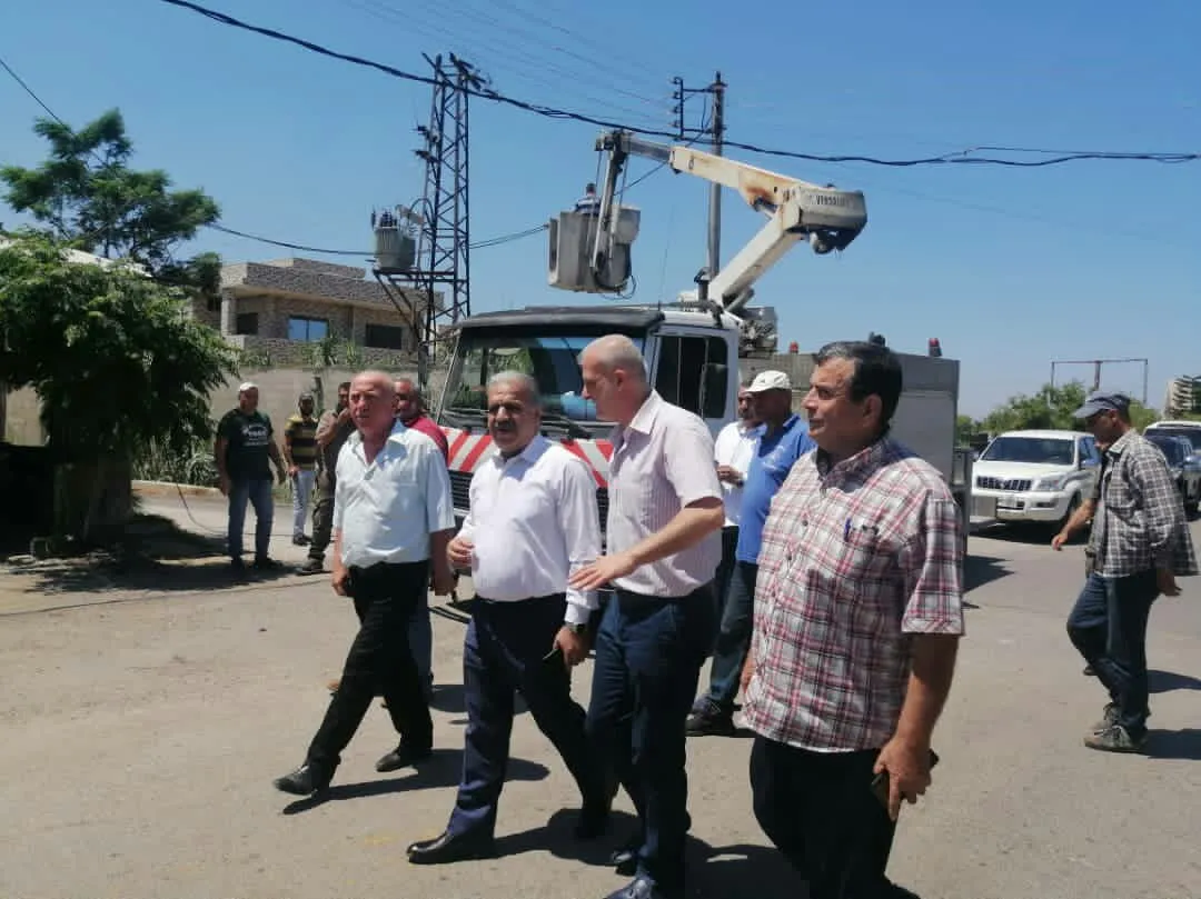 الدفع بسعر زائد أفضل من البحث عن محروقات .. النظام يدافع عن بيع الكهرباء بـ "السعر العالمي"