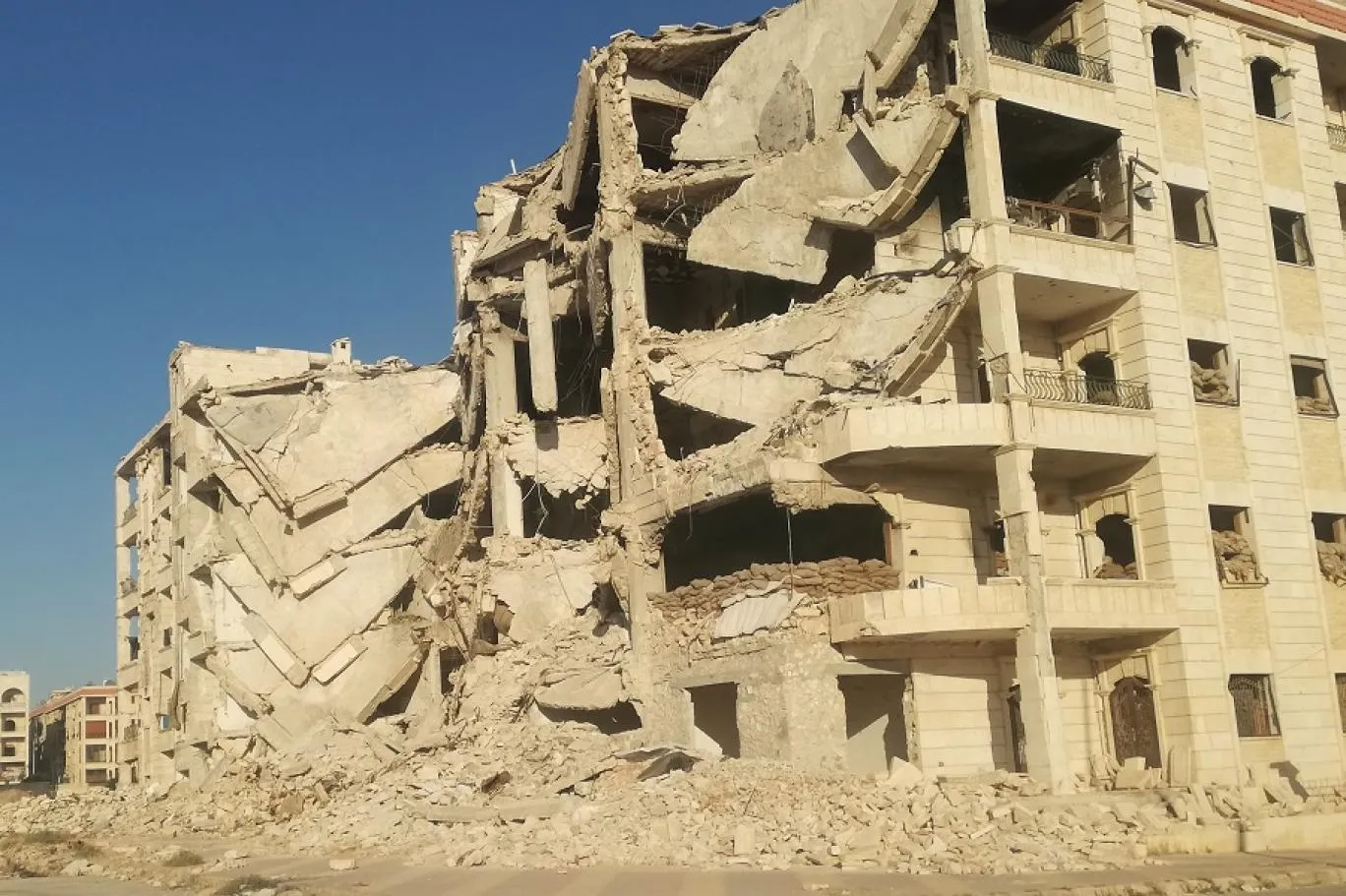 الإسكان تؤجج الأسعار .. عضو بـ "مجلس التصفيق" يهاجم حكومة النظام بشأن معضلة العقارات