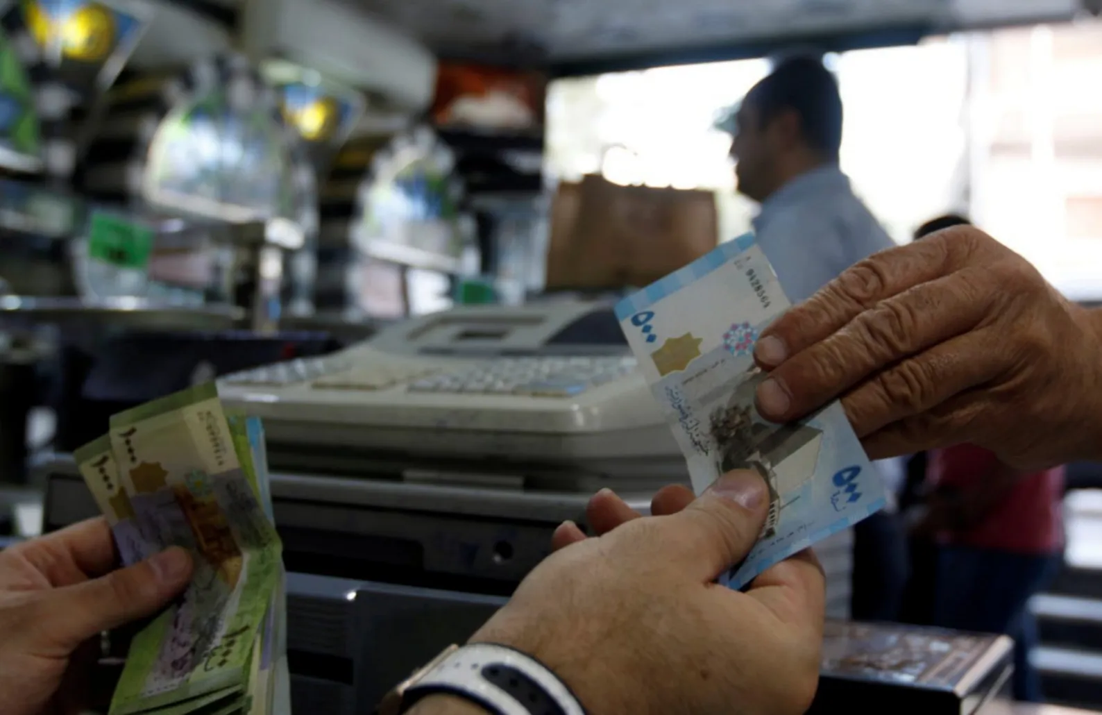 مع إغلاق آلاف المنشآت .. النظام يرفد خزينته بالأموال عبر الضبوط التموينية