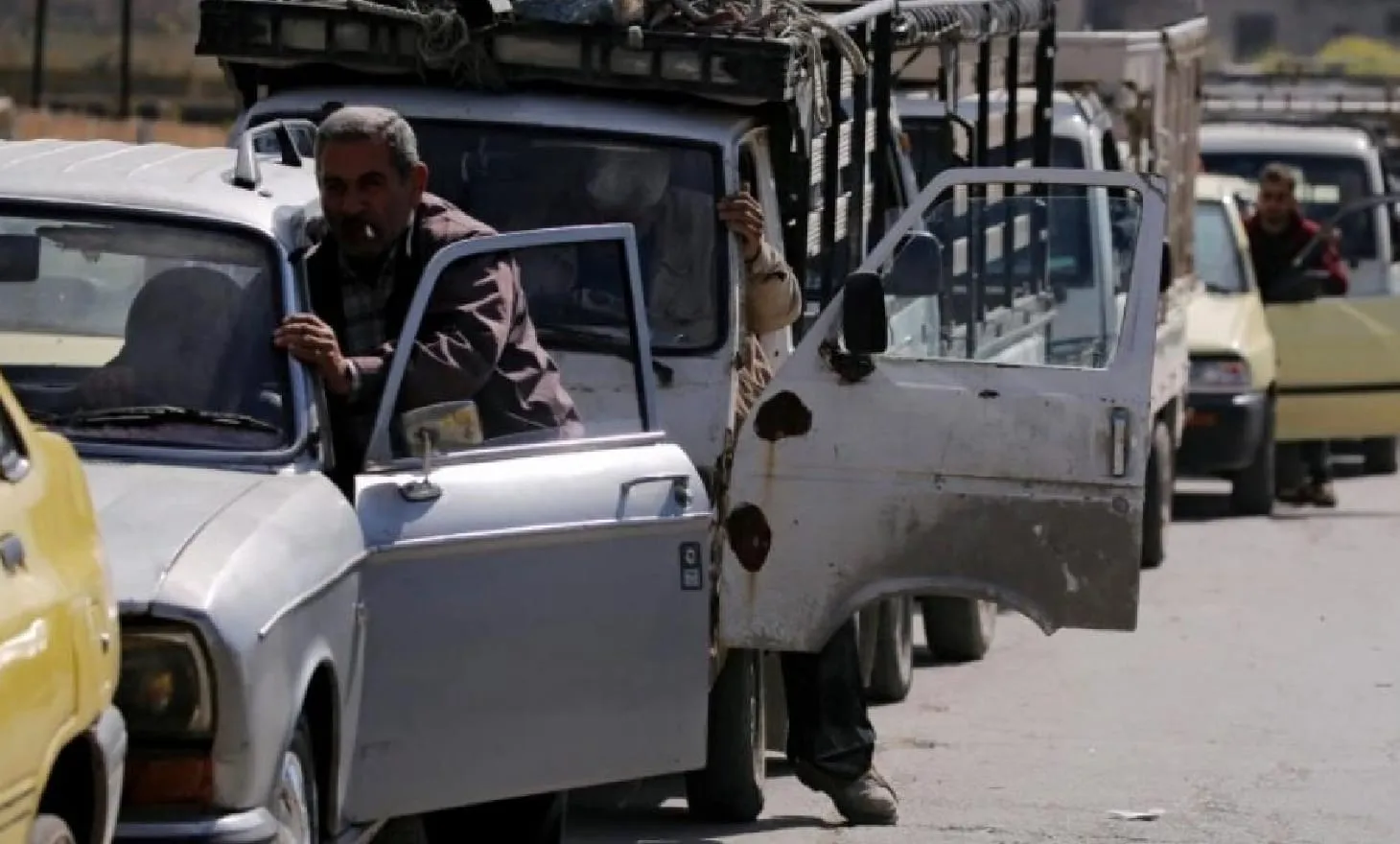 مع فرض غرامات وإغلاق محطات .. آلية جديدة لبيع المحروقات بمناطق النظام