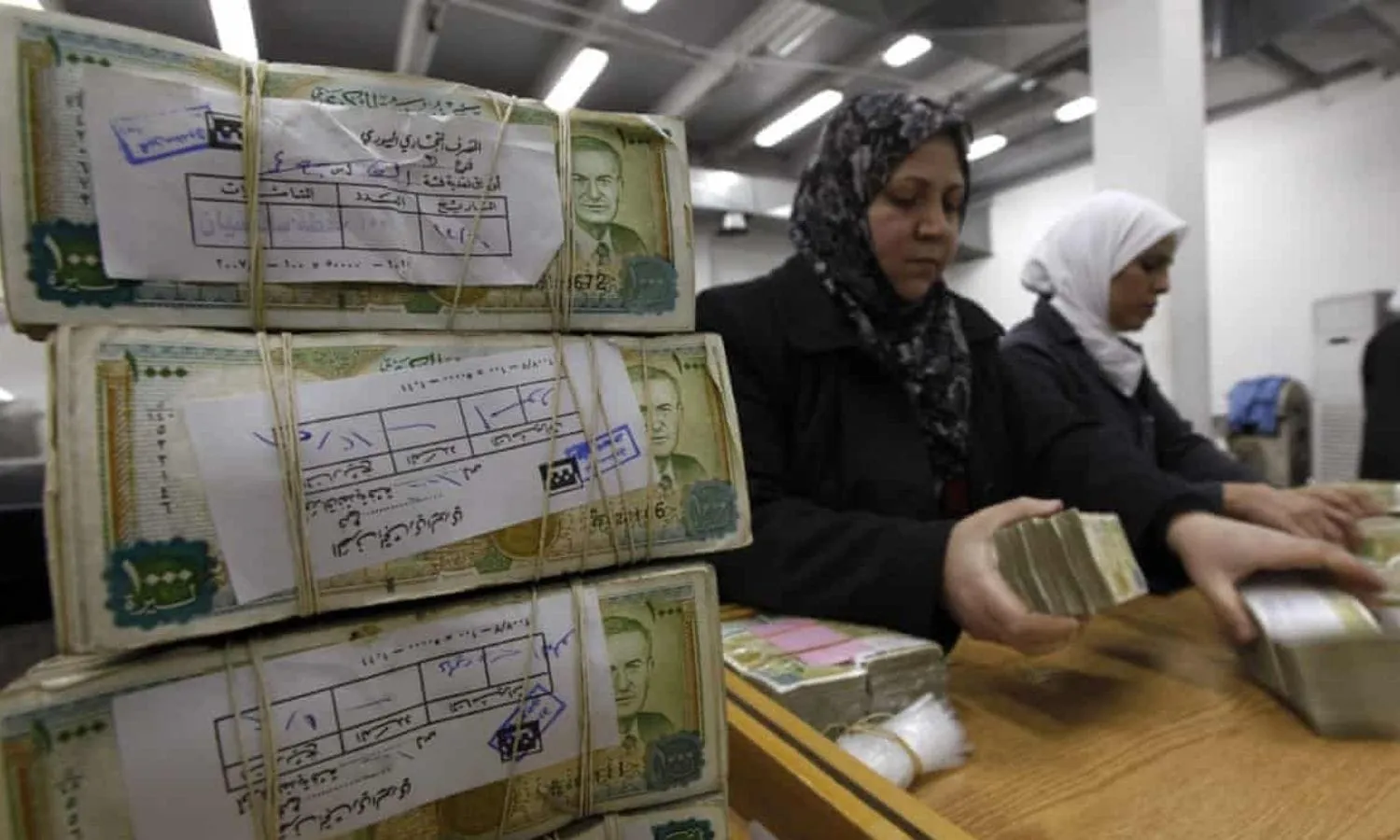 بلاغات واردة من البنوك وشركات الصرافة .. النظام يلاحق قضايا بتهمة "تمويل الإرهاب"