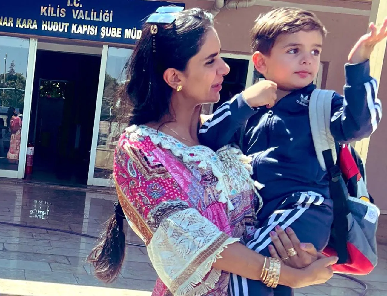 غموض وفبركة .. "الأمن العام" يفنّد ادعاء "العجارمة" حول اختطاف ابنها بإدلب