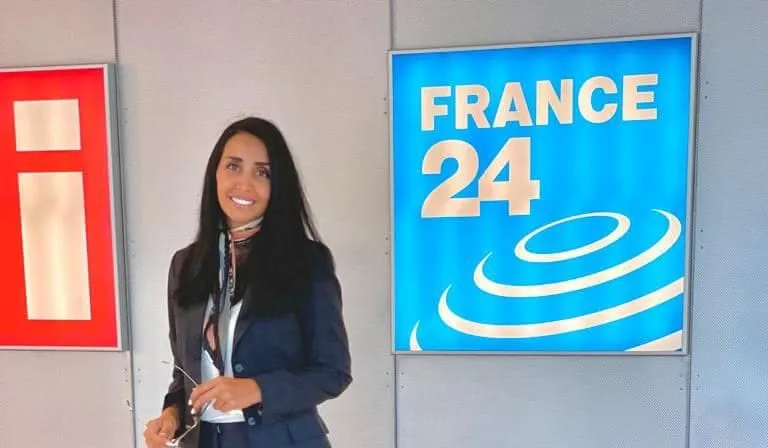 رافقت قوات الأسد وحرضت على قتل السوريين .. "رانيا ذنون" من مراسلة حربية إلى قناة فرنسية