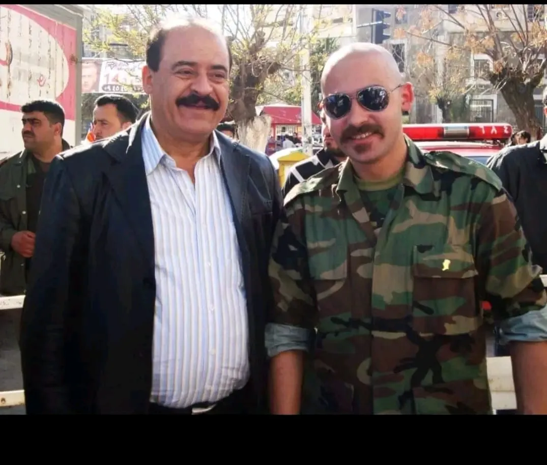 "متلازمة البسطار" .. ممثل موالٍ يعرب عن تأييده لنظام الأسد عبر الحذاء