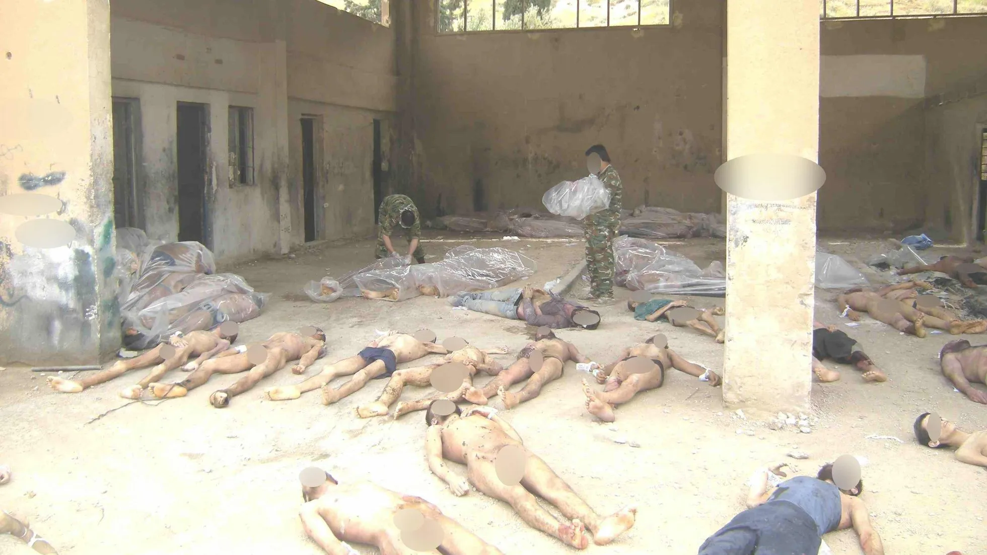 تحقيق لصحيفة فرنسية عن سوريين وصفتهما بـ "يدين صغيرتين لآلة الموت السورية"