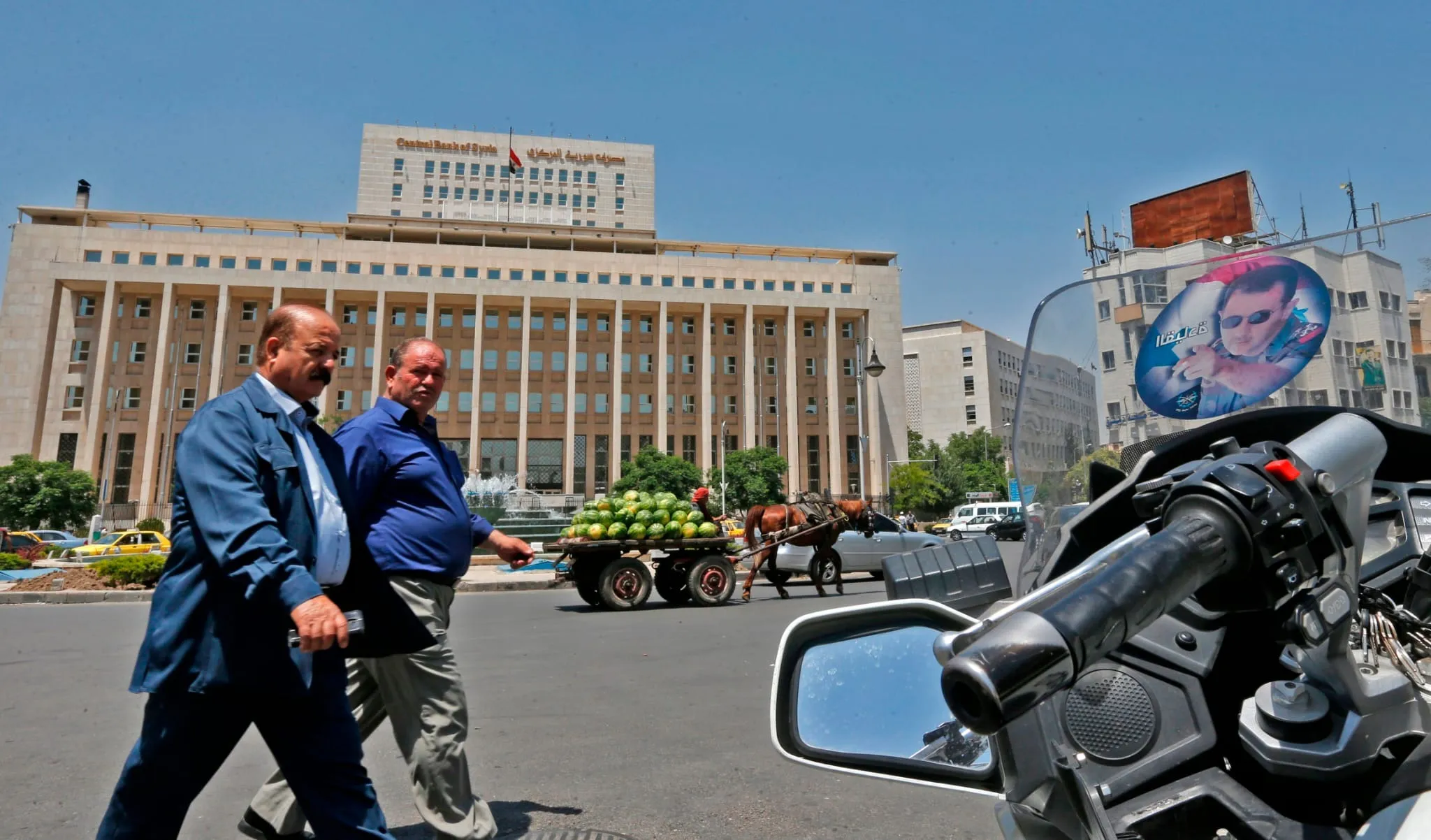 موالون ينتقدون سياسة المركزي وانعدام الخدمات .. اقتصادي يقترح إصدار طابع بدلاً من الرشاوى