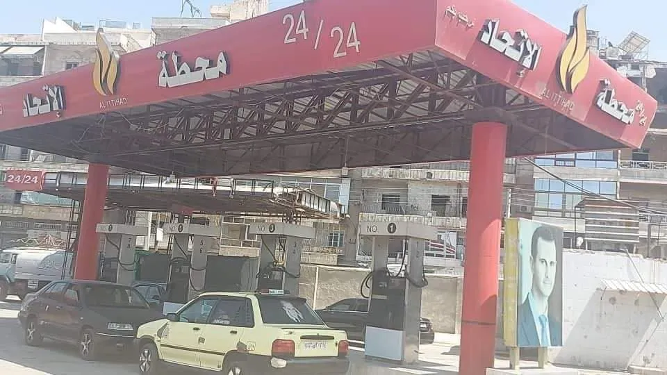 بعد قطع المادة .. النظام يرفع سعر "البنزين" .. ومصرفي يكشف تداعيّات القرار