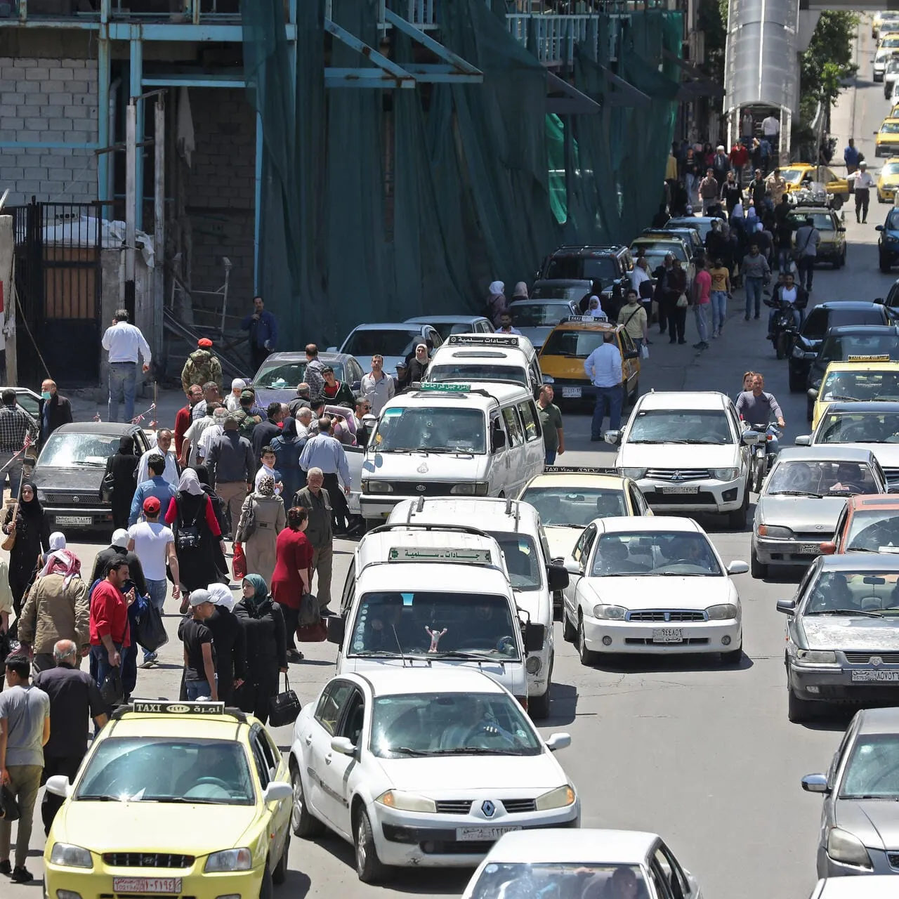 بخصوص رفع البنزين.. برلماني يشبح على المواطنين: المشي رياضة جيدة ..!!