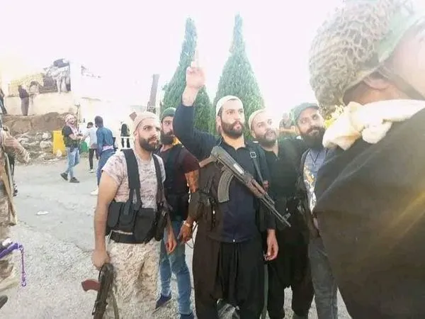 متزعم "قوات الفهد" يرفض المثول لقرارات الرئاسة الروحية والفصائل تُلاحق فلوله في قنوات