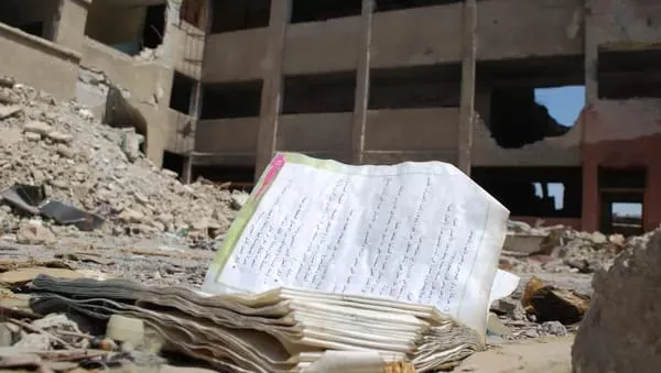 رغم مزاعم "مجانية التعليم" .. النظام يحدد أسعار الكتب المدرسية بأرقام فلكية