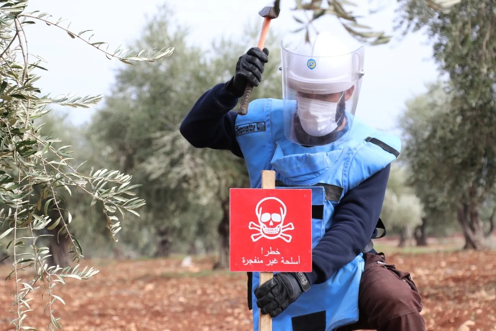 "الخوذ البيضاء": انتشار الذخائر غير المنفجرة من مخلفات "النظام وحلفائه" يُهدد حياة السكان