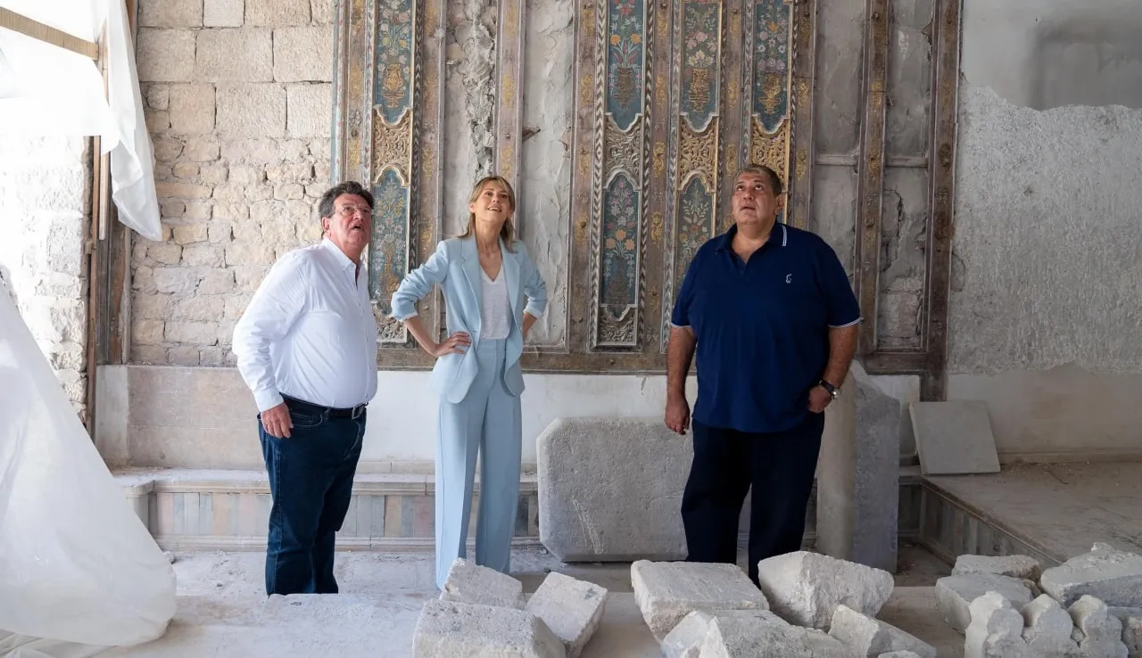 بعد أن دمرها .. الإرهابي "بشار" يقدم تسهيلات حول الأسواق التراثية .. ما علاقة "سيدة الجحيم"..؟