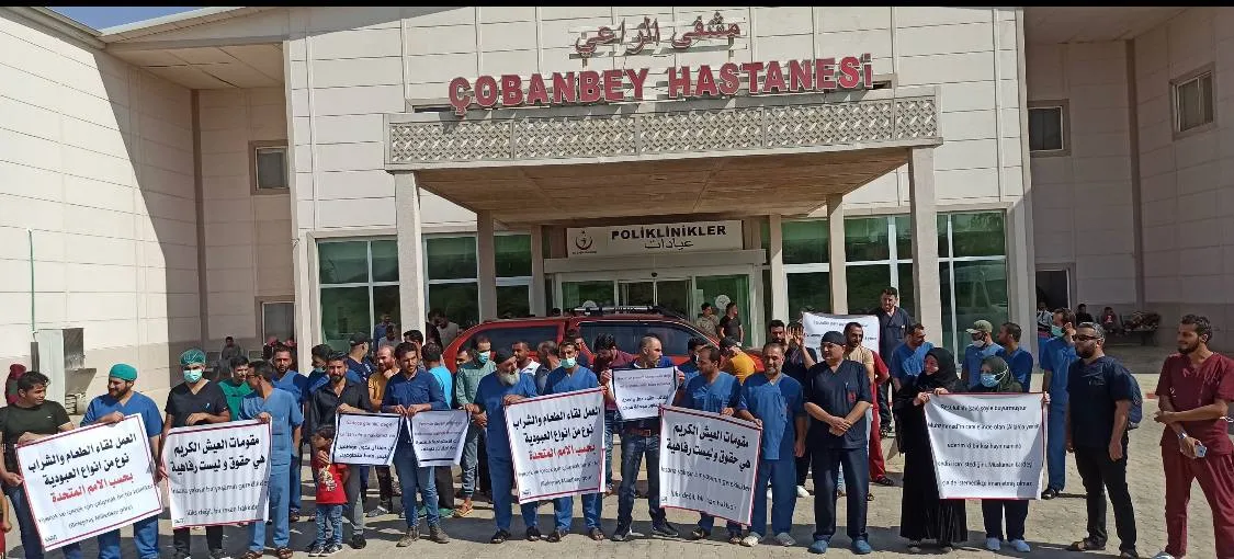احتجاجاً على تدني الأجور .. كوادر طبية تنظم وقفات في عدة مشافي بريف حلب