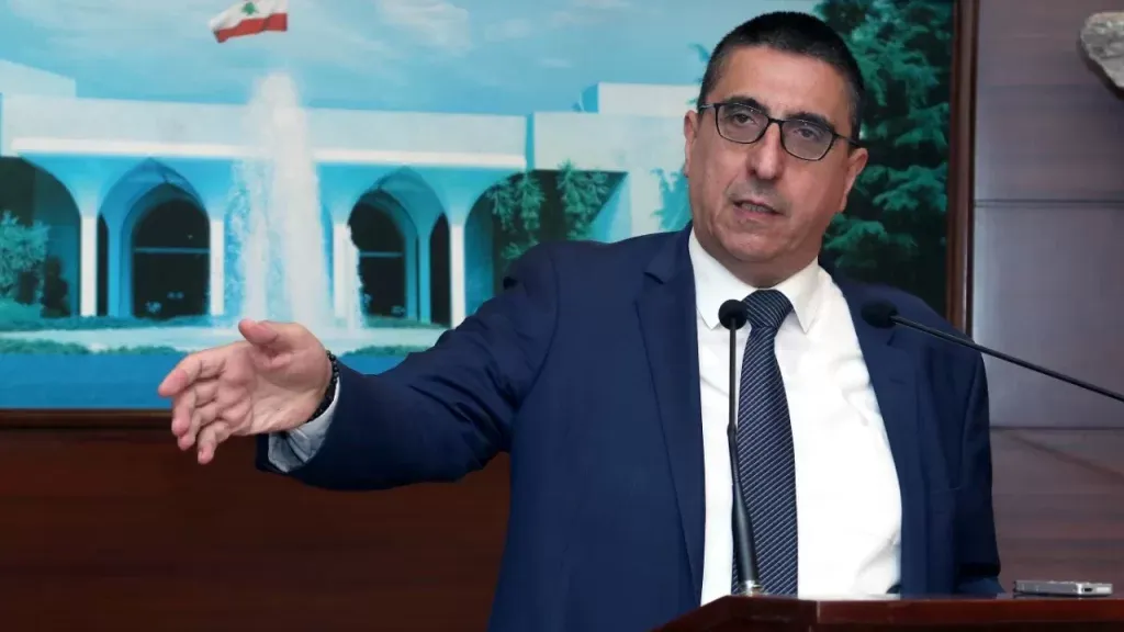 وزير لبناني يرفض إنشاء أي مخيم جديد للنازحين السوريين ويُهدد بالملاحقة القانونية