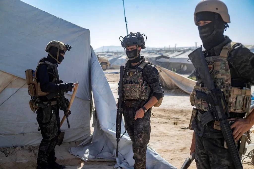 مقتل عنصرين لـ "قسد" باشتباك مسلح مع خلية لـ دا-عش في مخيم الهول بالحسكة