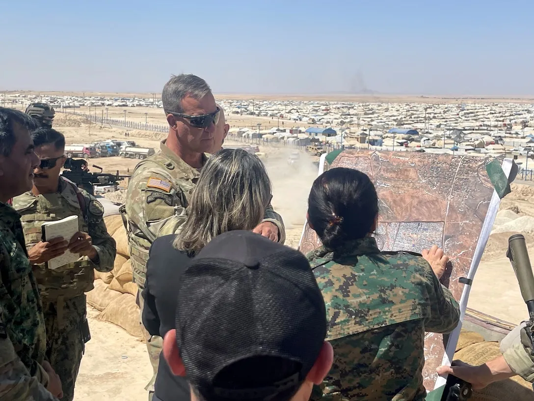 قائد "المركزية الأمريكية" يزور مخيم الهول ويؤكد "لا حل عسكري" محذراً من كارثة إنسانية