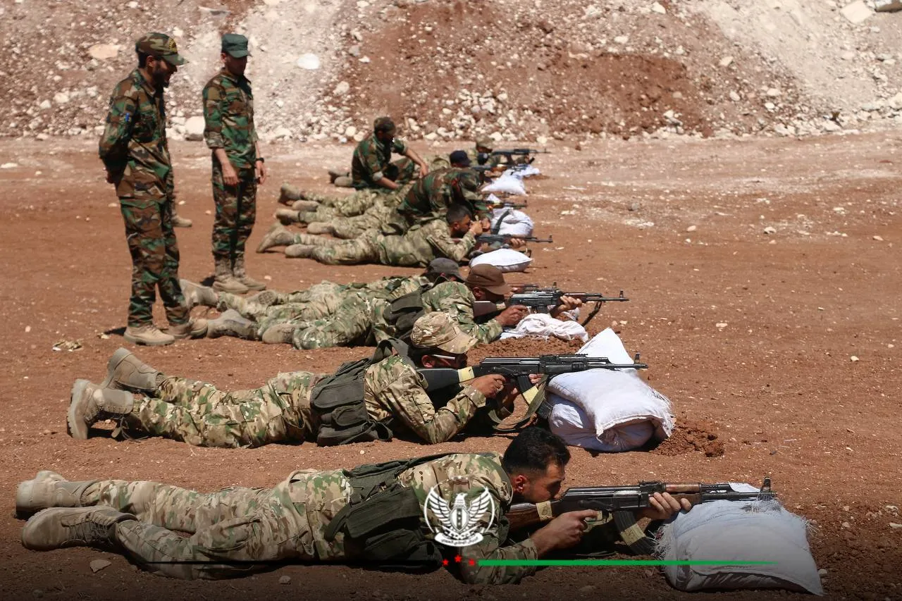 تدريبات قتالية ودروس عسكرية أكاديمية يتلقاها مقاتلو الفيلق الثالث في أحد المعسكرات المركزية في ريف حلب الشمالي.