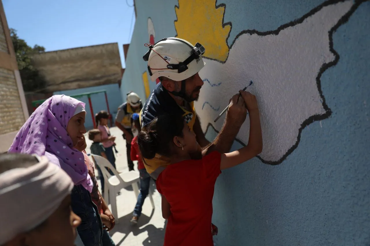 متطوع في #الخوذ_البيضاء مع أطفال في الشمال السوري