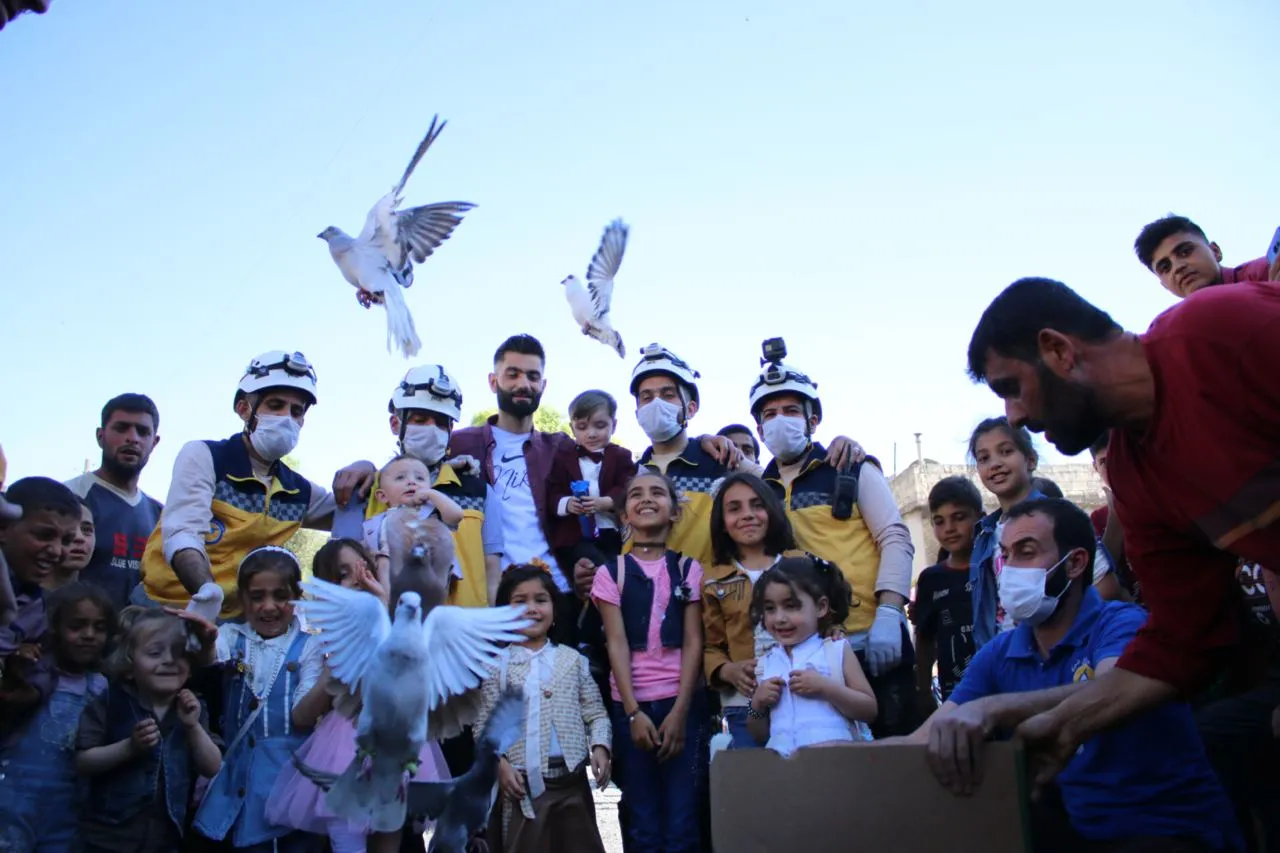 متطوعون في الخوذ البيضاء مع أطفال في الشمال السوري