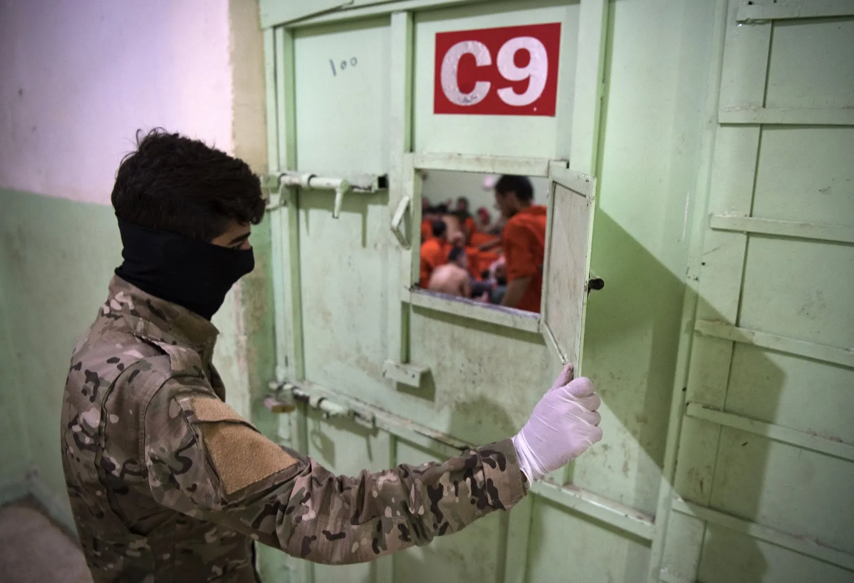 يضم 7 آلاف سجين .. هروب عناصر لـ"د-اعش" من السجن المركزي في الرقة