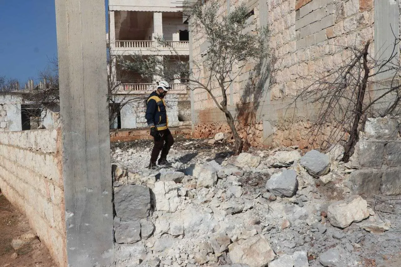 جانب من الدمار الذي خلفه القصف على بلدة البارة بريف إدلب
