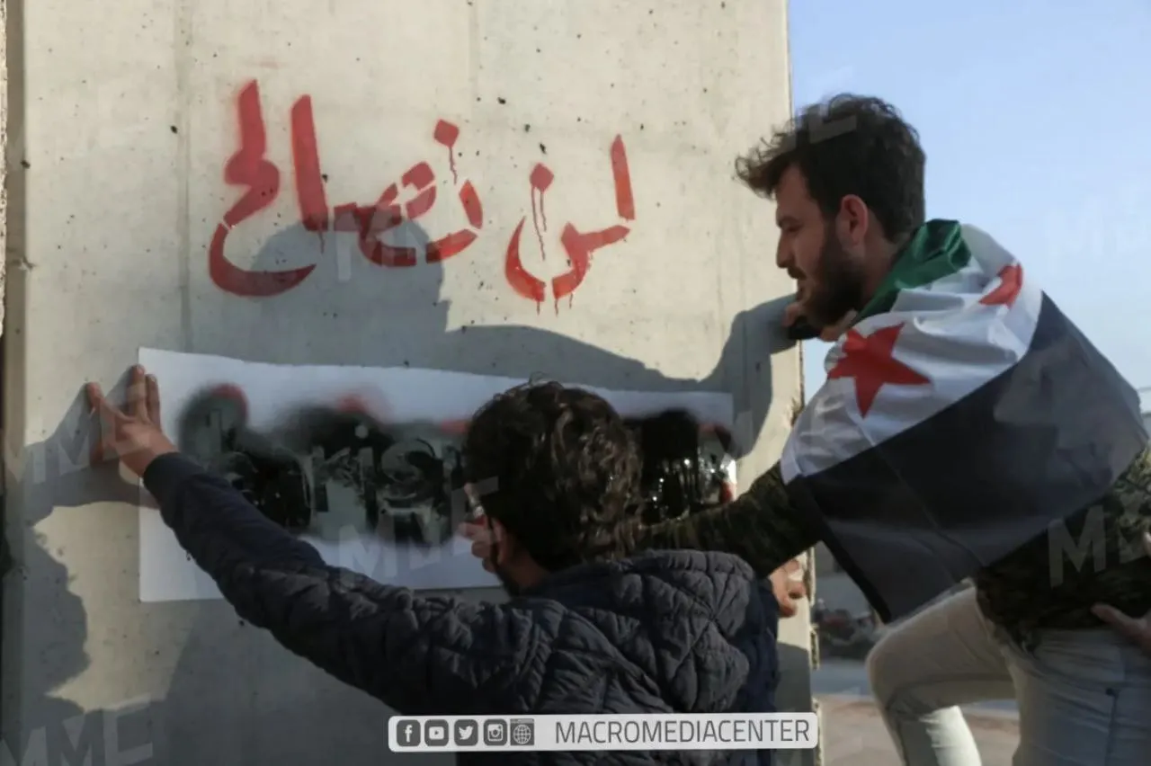 ناشطون يكتبون على جدران القاعدة التركية في مدينة #الاتارب موقفهم من نظام الأسد