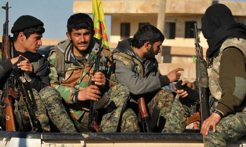 نشطاء ومراقبون أكراد: " ب ك ك" يجبر الشعب الكردي على مغادرة دياره في شرقي سوريا