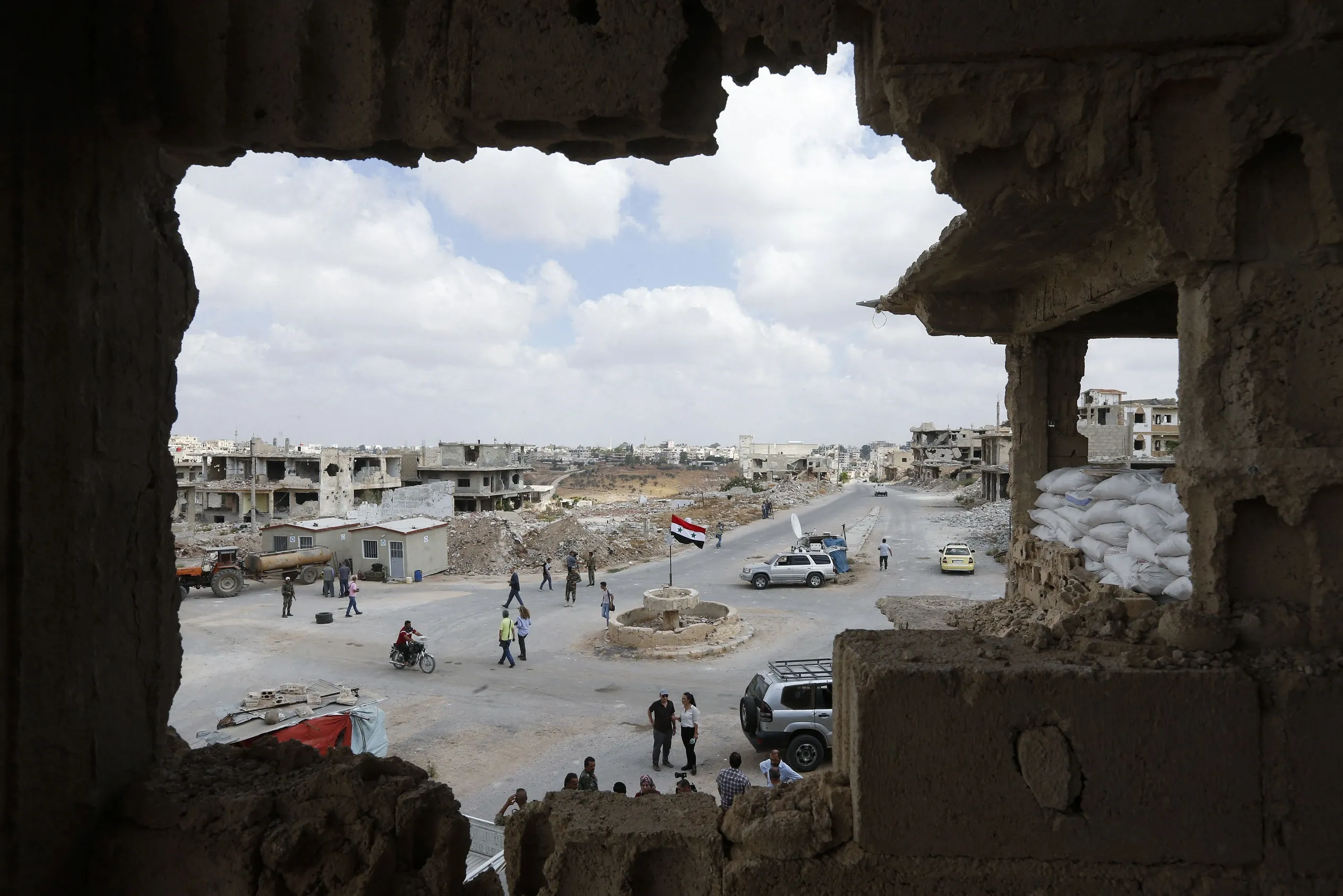 "الإندبندنت": النظام ومهربي المخدرات و"داعـ ـش" يهددون "السلام الهش" في درعا بالانهيار