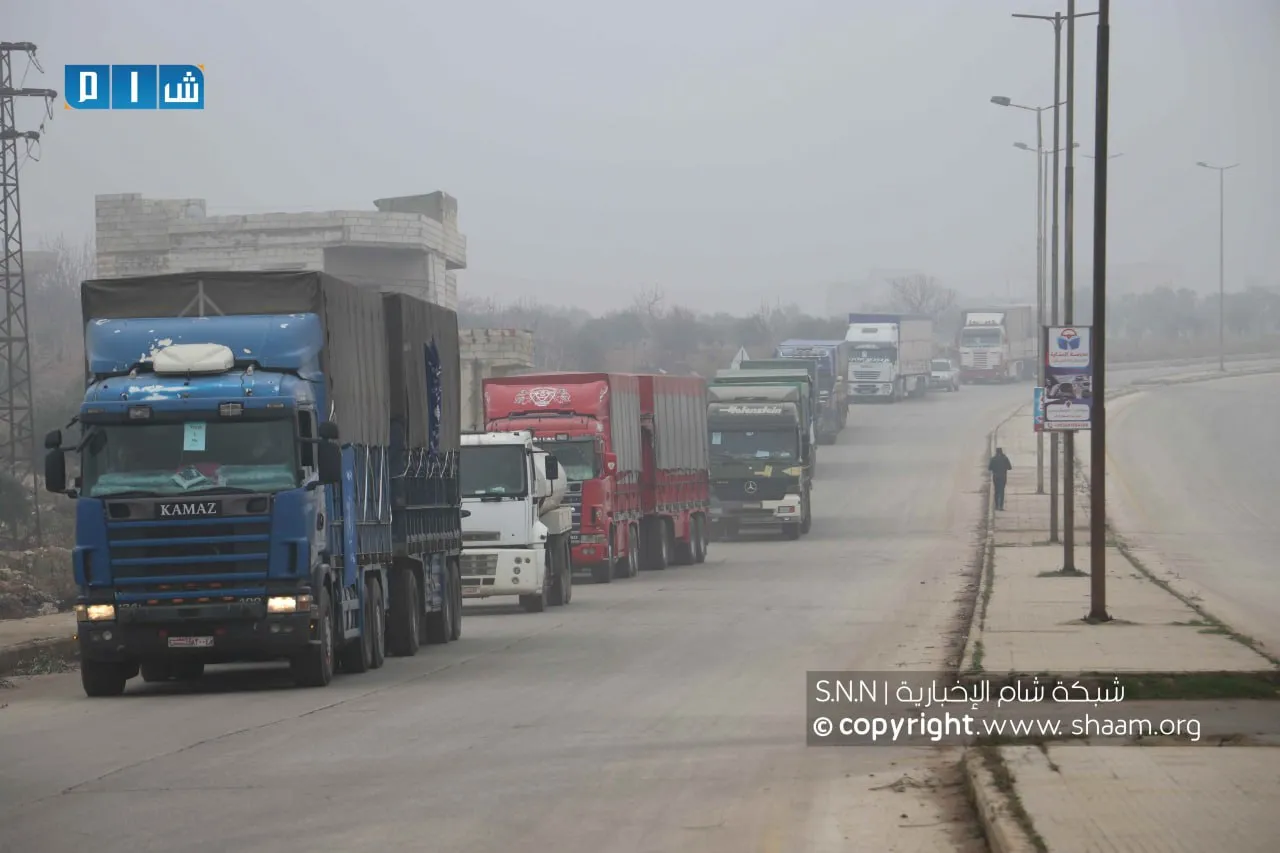 صور تظهر عبور شاحنات أممية محملة بالمساعدات الإنسانية من مناطق سيطرة النظام إلى ريف إدلب