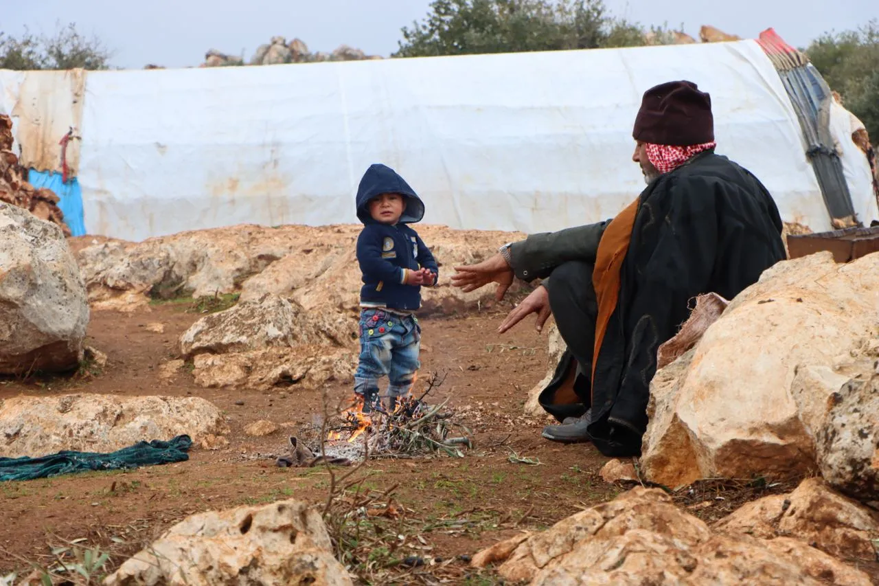 طفل ورجل في الشمال السوري