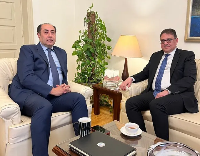 رئيس "هيئة التفاوض" يلتقي الأمين العام المساعد لجامعة الدول العربية في القاهرة