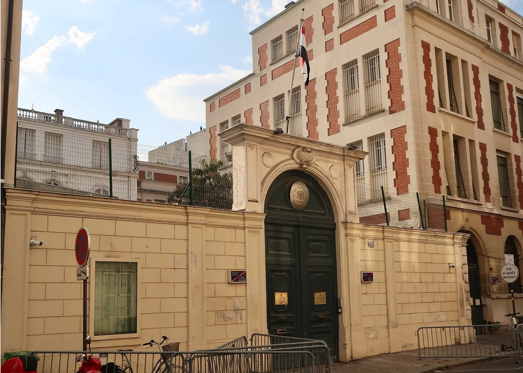 الكشف عن مراسلات بريدية رسمية مع القنصلية السورية في فرنسا.. فما هدفها؟