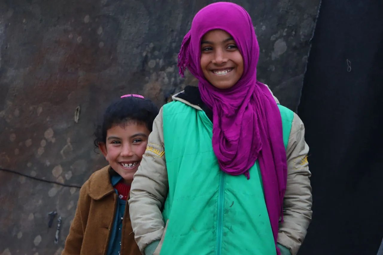 طفلتان تعيشان في مخيم طريق الحمام في ريف جسر الشغور غربي إدلب