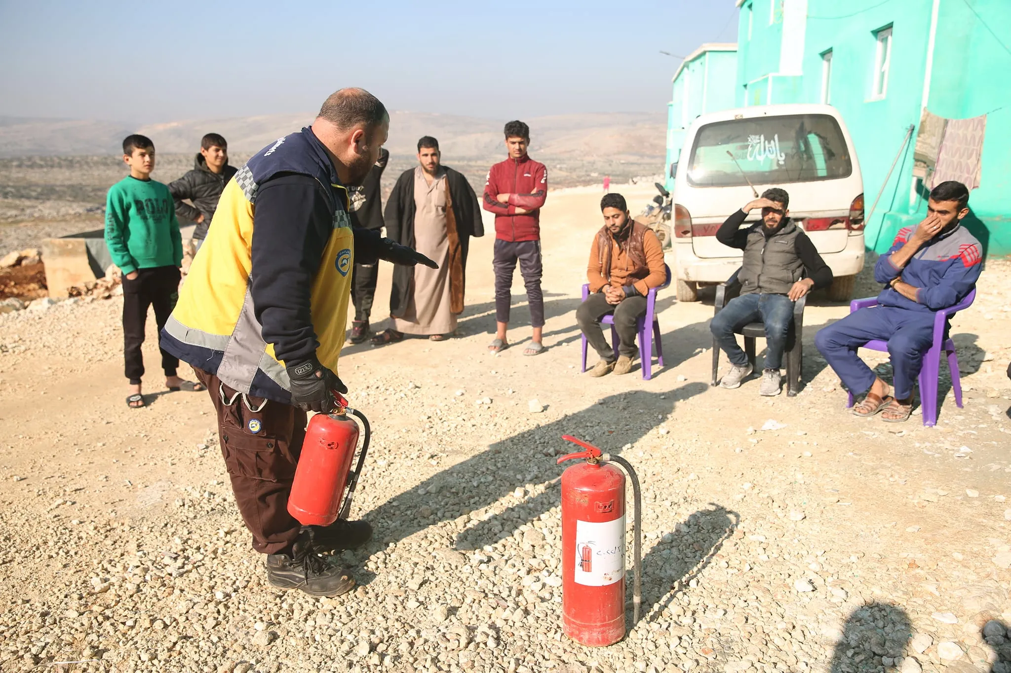 "الخوذ البيضاء" تجري حملات توعية تدريب للمدنيين لتجنب أضرار الحرائق خلال الشتاء