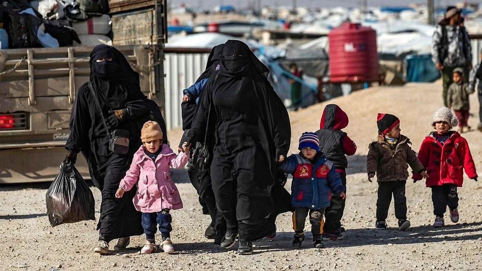 بعد إدانتها .. فرنسا تعلن استعادة 15 امرأة و32 طفلاً من مخيمات الاحتجاز شرقي سوريا