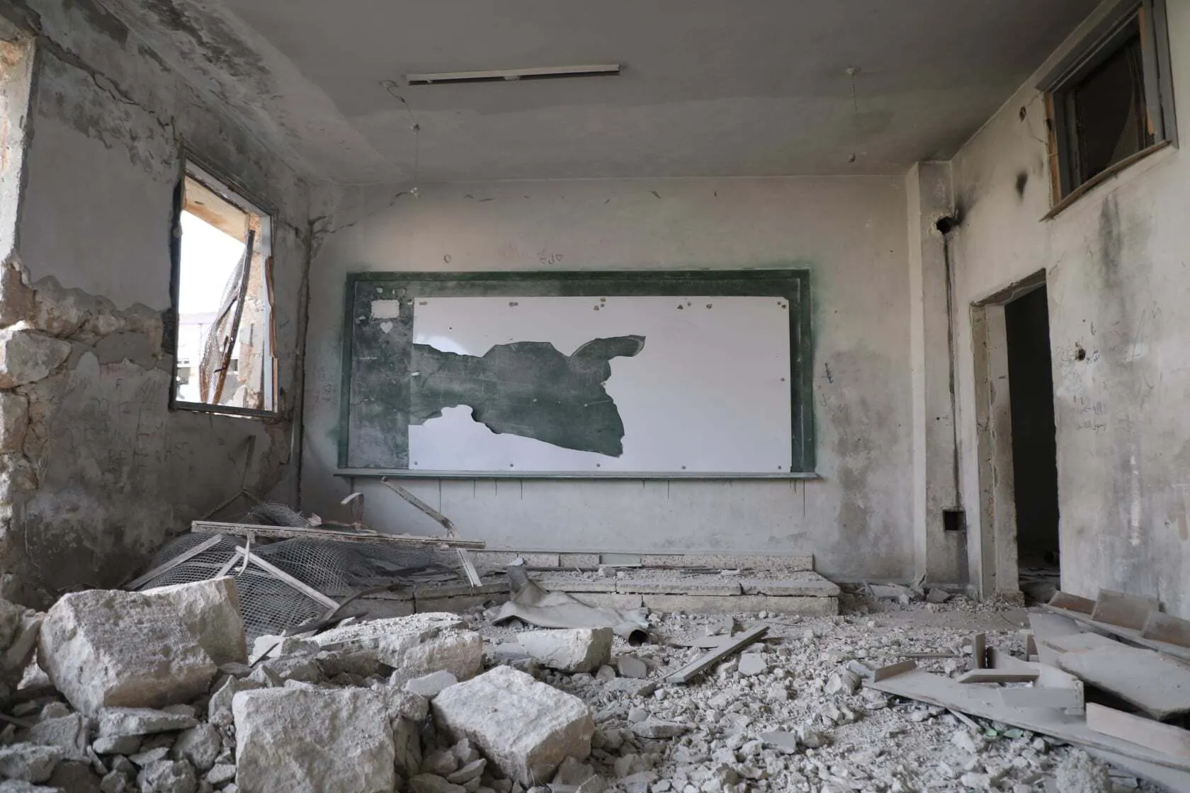"الخوذ البيضاء": تدمير "النظام وروسيا" المدارس هدفه الحكم على مستقبل سوريا بالإعدام