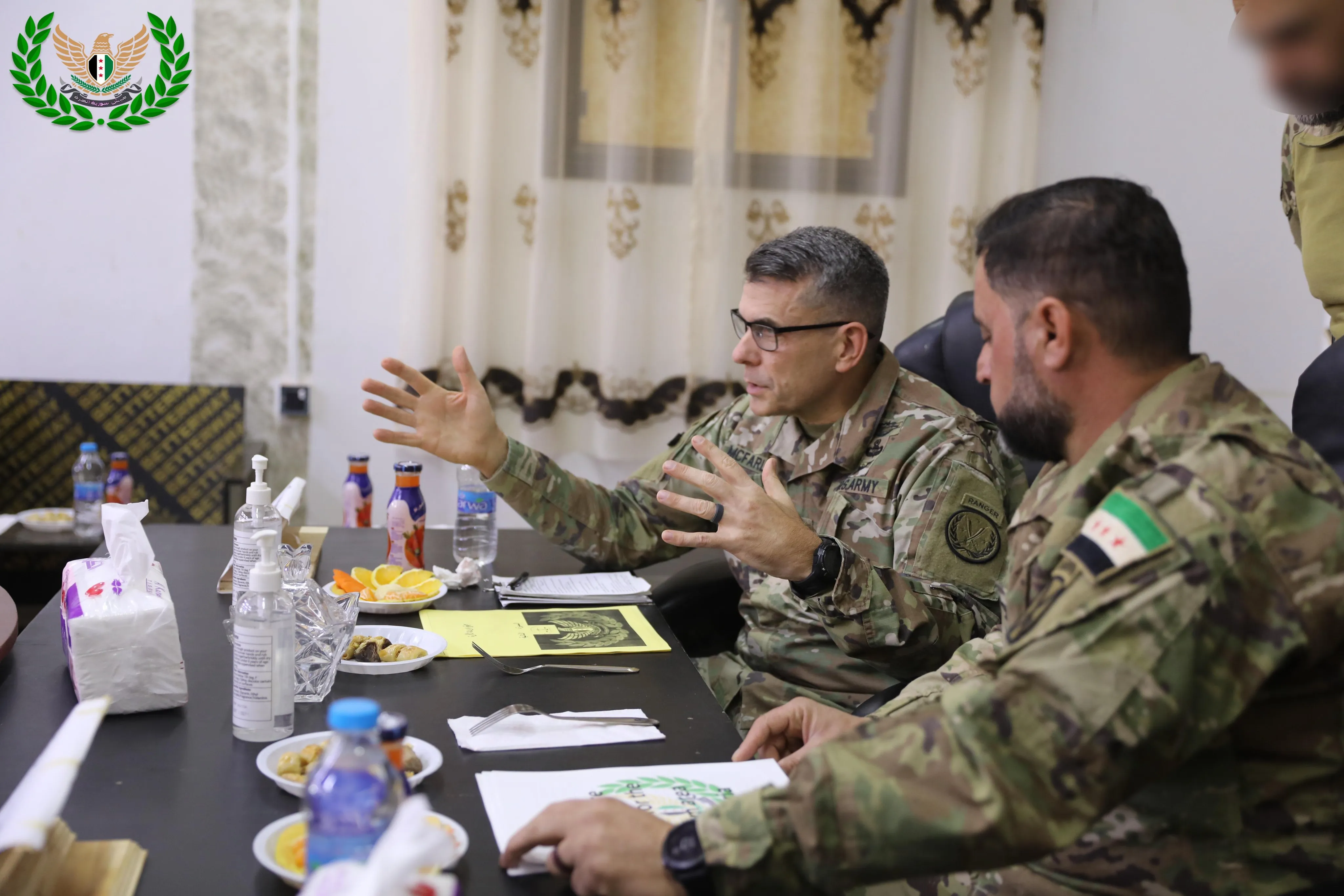 جنرال في التحالف الدولي يجري مباحثات مع "جيش سوريا الحرة" في قاعدة التنف