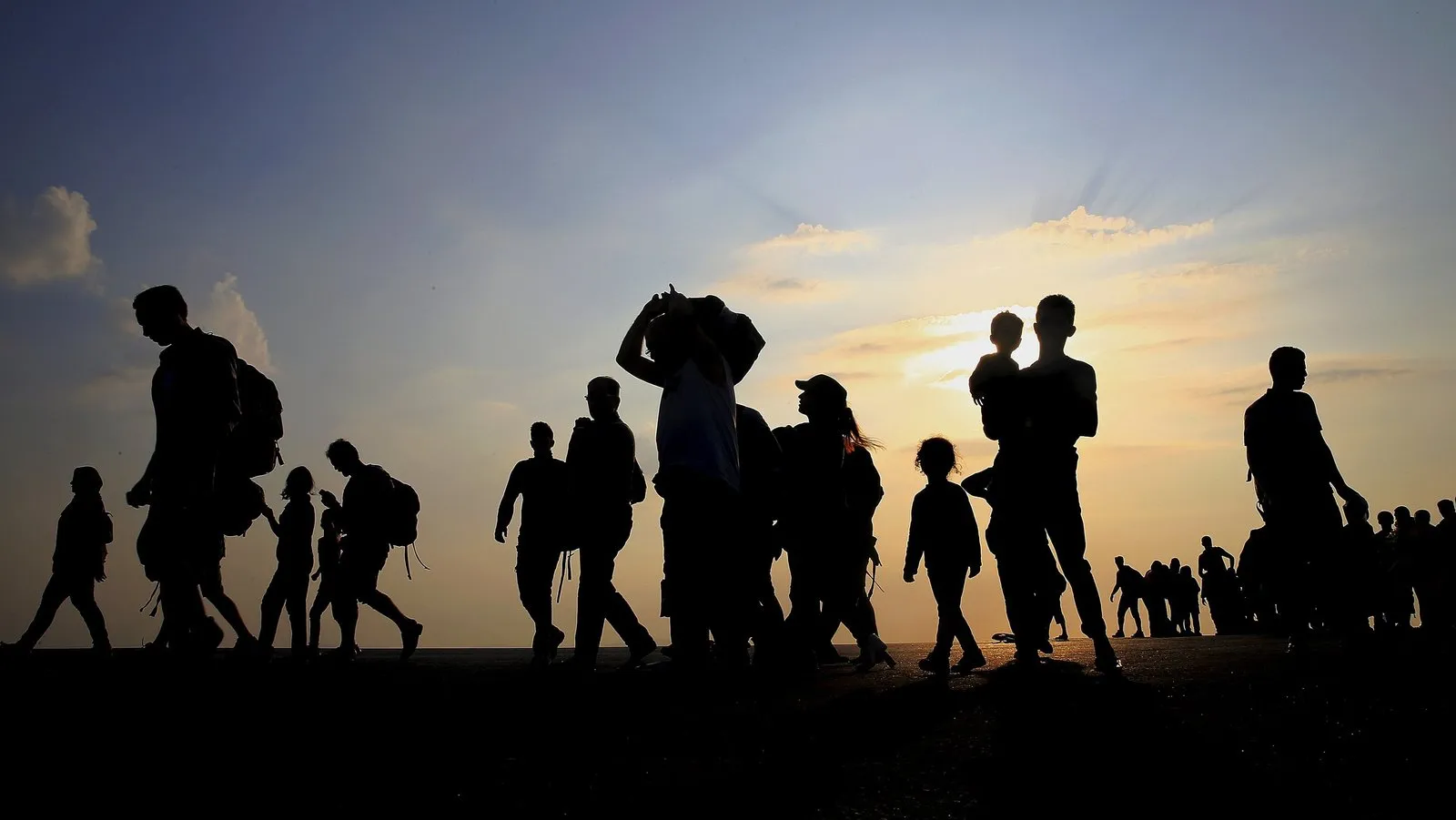 "بلومبيرغ": اللاجئون بمن فيهم السوريين لا بد أن يستقروا في مكان ما من هذا العالم
