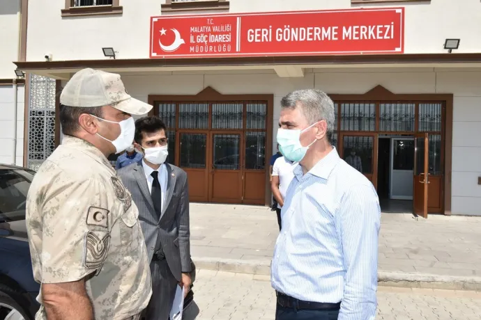 مركز حقوقي يوثق "انتهاكات" بحق اللاجئين السوريين في مركز الترحيل بولاية أورفا التركية