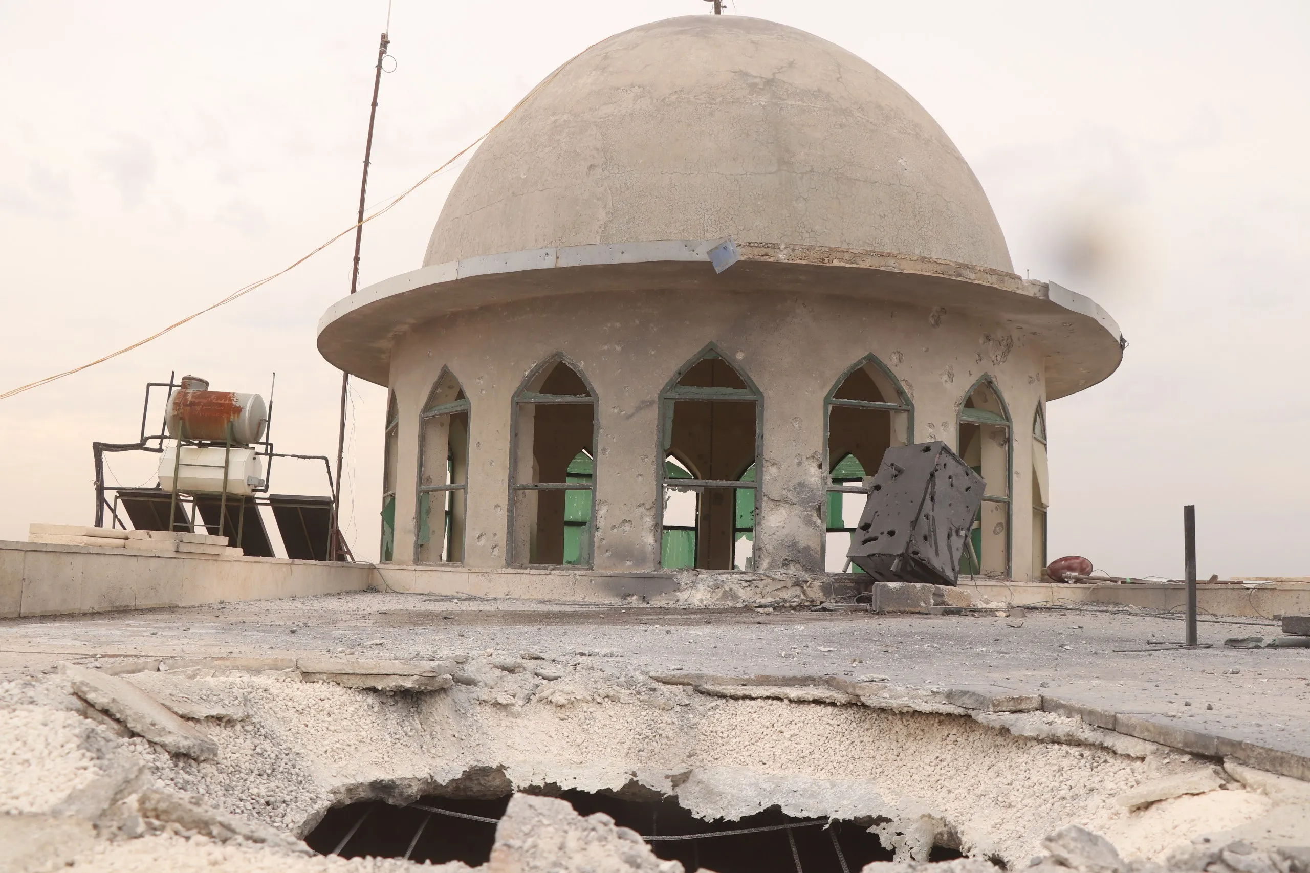 هدوء حذر في إدلب ومدفعية النظام تقصف مسجداً غربي حلب