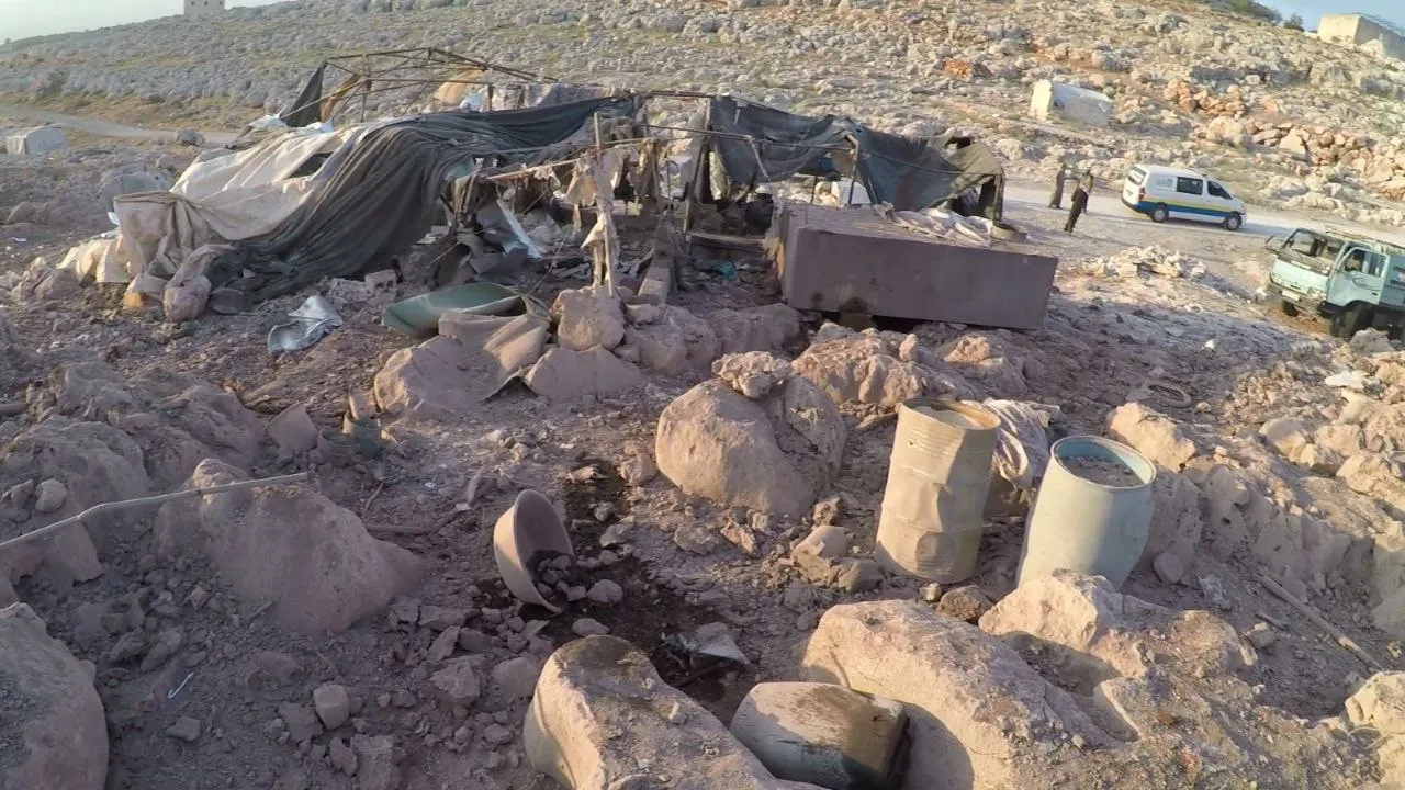 غارات جوية روسية عنيفة استهدفت مخيماً للنازحين غربي إدلب