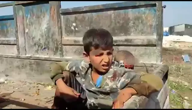 طيران الاحتلال الروسي يرتكب مجـ ـزرة بقصف مخيم للنازحين قرب بلدة الحمامة غربي إدلب