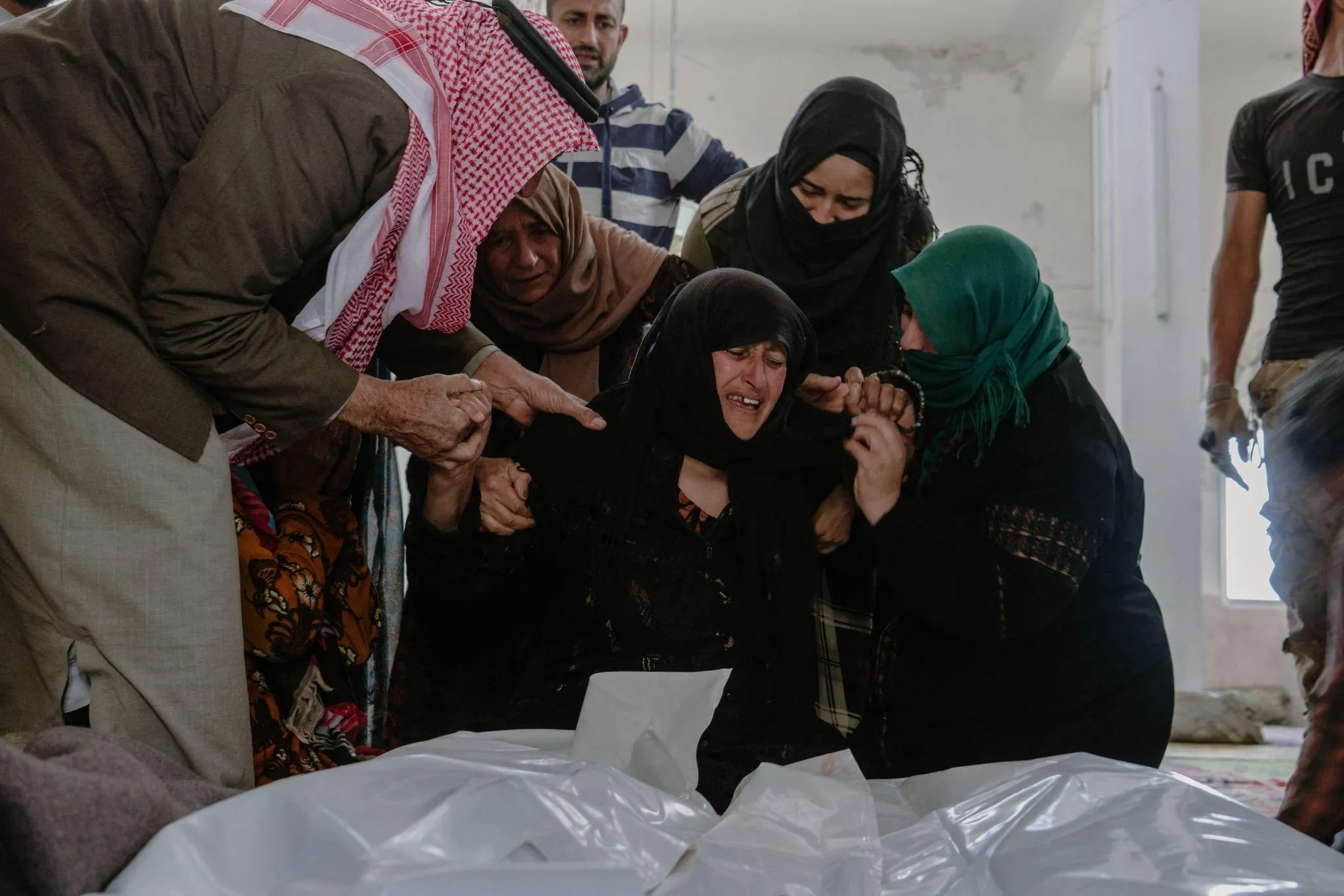 سيدة تبكي شهداء بغارات روسية على ادلب