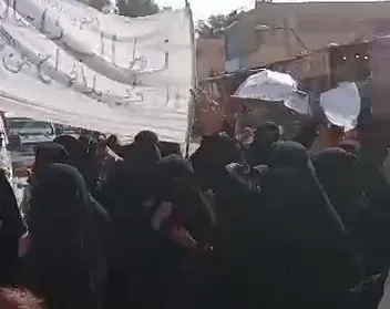 مظاهرة نسائية تُطالب "قسد" بالإفراج عن المعتقلين في بلدة أبوحمام شرقي دير الزور