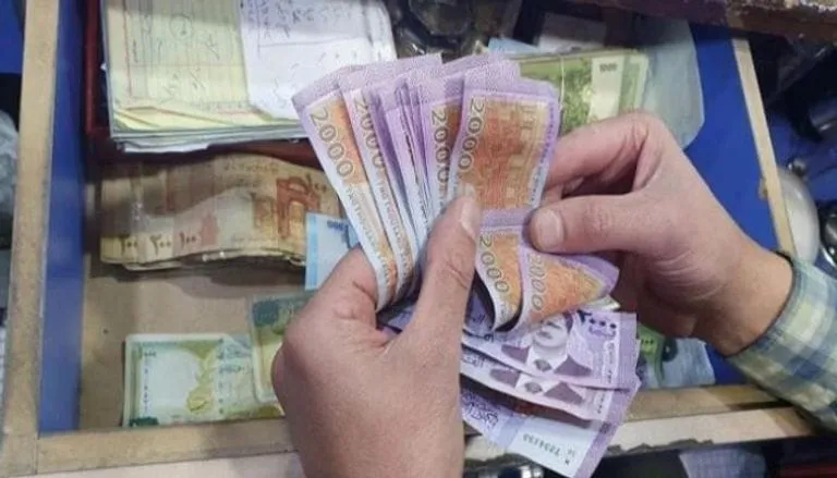 الدولار يقترب من 13 ألف ليرة رسمياً .. النظام يخفض قيمة الليرة السورية